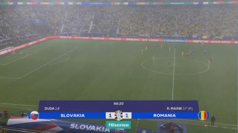 倾盆大雨！斯洛伐克vs罗马尼亚现场的雨已经下到画面模糊