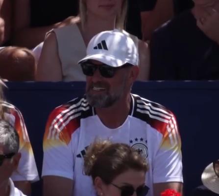 克洛普身穿德国队球衣现场观战马洛卡网球锦标赛决赛
