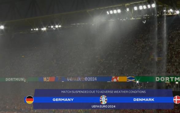 大雨倾盆⚡️德国vs丹麦球场漏水，球迷雨中狂欢