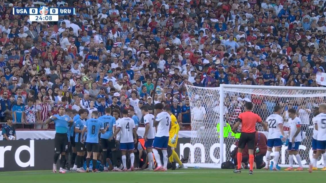 乌拉圭球员M-阿劳霍倒地不起被抬下场，全员将其围起治疗！