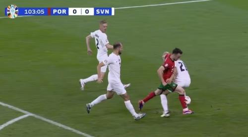 前裁判：葡萄牙不应该获得点球，因为他们想越过对方已静止的后卫