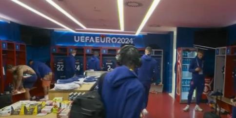 BBC直播荷兰队更衣室，意外播出了球员正在换内裤的画面