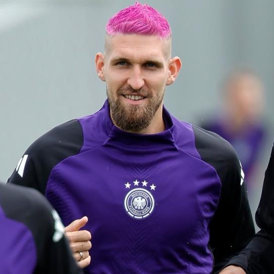 引人注目！德国中场安德里希将头发染成粉色
