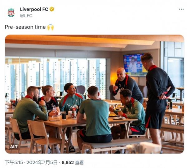 气氛不错！利物浦社媒晒斯洛特与球员交流照片：季前时间