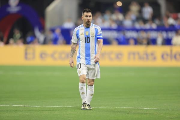 记者：梅西05年国家队首秀以来，阿根廷12届赛事均从小组赛晋级
